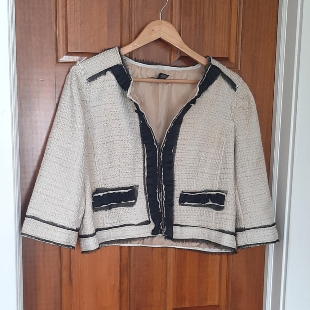APOSTROPHE Feminine Cream and Black Blazer